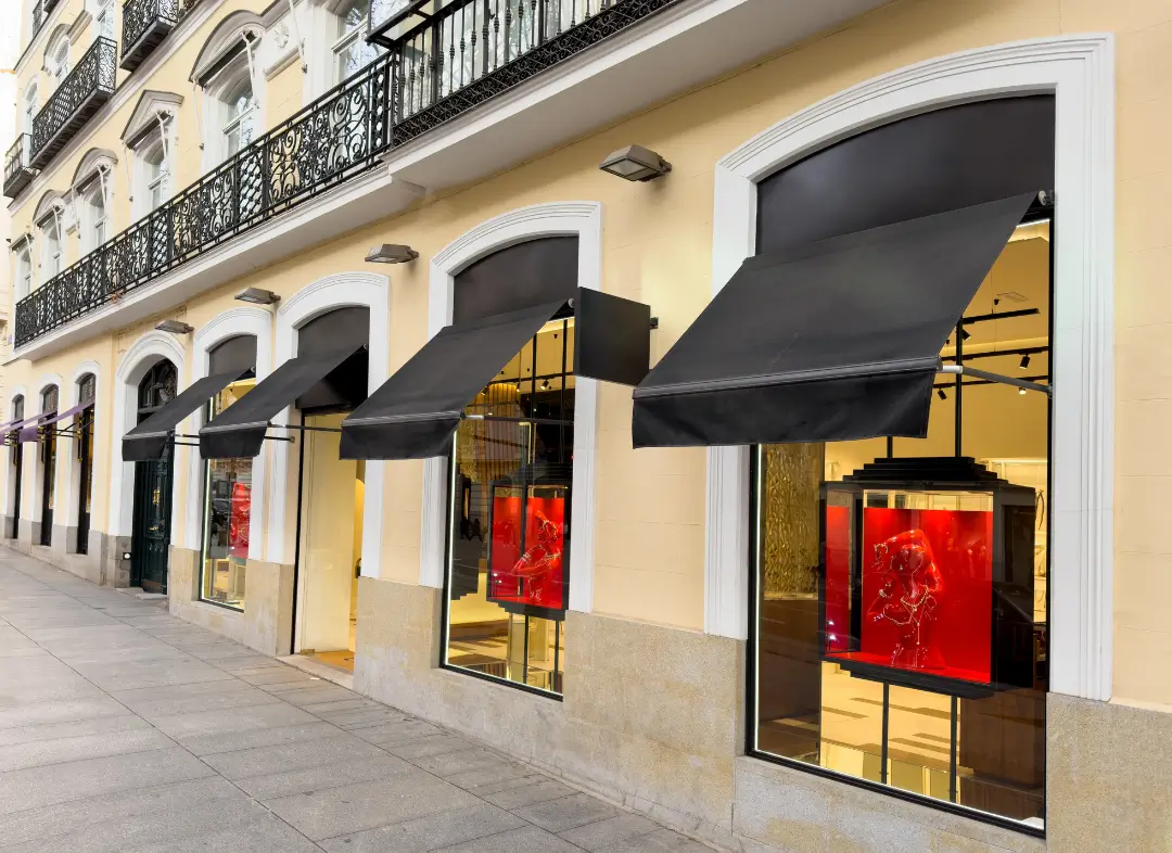 Façade vitrine de magasin en aluminium sur mesure à Caveirac